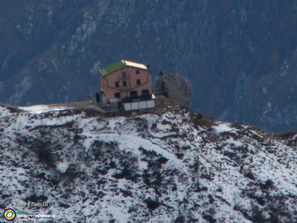 19 Zoom sul rifugio Rosalba.JPG